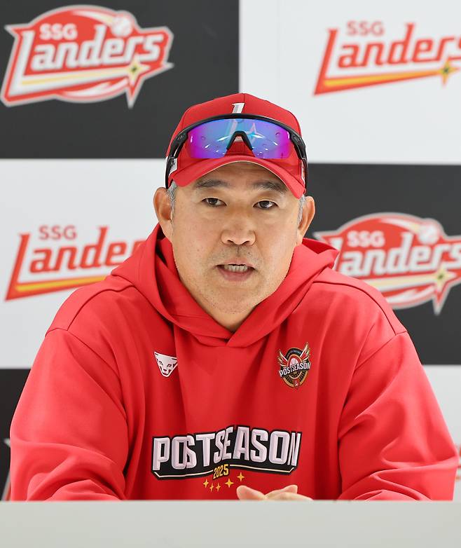 <yonhap photo-4551="">이숭용 SSG 감독이 10일 인천 SSG랜더스필드에서 삼성 라이온즈와 준플레이오프 2차전을 앞두고 인터뷰하고 있다. 2025.10.10 [연합뉴스]</yonhap>