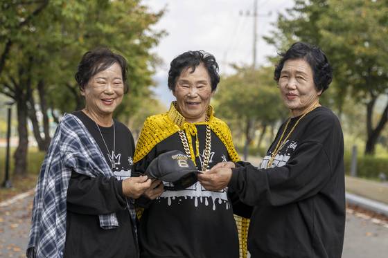 ‘수니와칠공주’ 할머니들이 쇼미더머니 도전을 앞두고 포즈를 취하고 있다. 가운데 리더 박점순 할머니가 슬리피 모자를 들고 있다. 사진 칠곡군