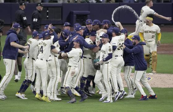12일(한국시간) 시카고 컵스를 꺾고 NLCS 진출을 확정한 뒤 기뻐하는 밀워키 선수들. 로이터=연합뉴스