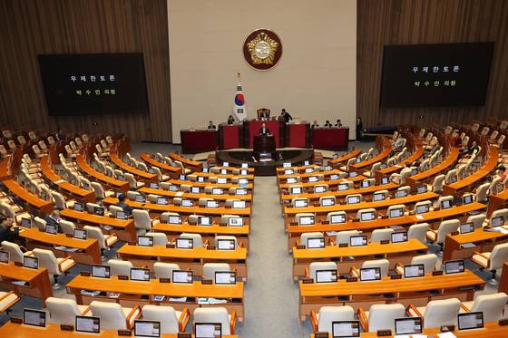박수민 국민의힘 의원이 지난 25일 국회 본회의에서 정부조직법 일부개정법률안(대안)에 대한 무제한 토론을 하고 있다. 연합뉴스