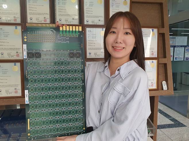 문예림 프로가 번인 보드를 들어보이고 있다. 화성=윤현주 기자