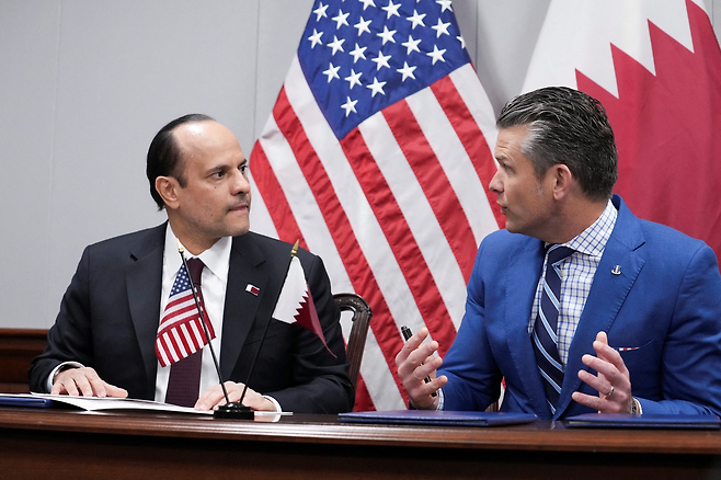 피트 헤그세스 미국 국방장관과 셰이크 사우드 빈 압둘라만 알 타니 카타르 부총리 겸 국방장관이 10일(현지시간) 회담하고 있다. 로이터연합뉴스