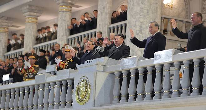 손 흔드는 리창·김정은·또 럼·메드베데프 김정은 북한 국무위원장(오른쪽에서 세번째)과 리창 중국 국무원 총리(네번째), 또 럼 베트남 공산당 서기장(두번째), 드미트리 메드베데프 러시아 국가안보위원회 부의장(첫번째) 등이 열병식을 지켜보며 손을 흔들고 있다.  조선중앙통신연합뉴스