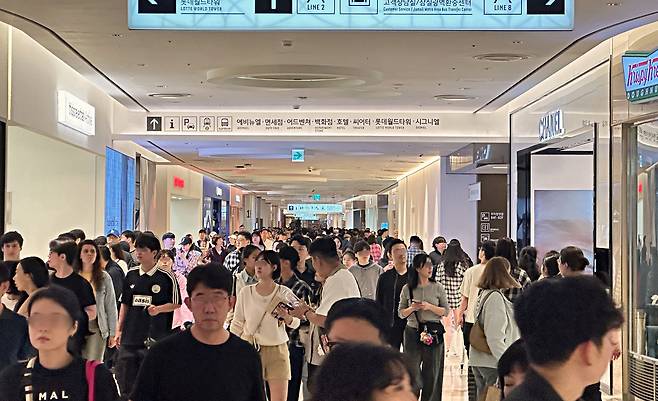 The Lotte World Mall is filled with visitors during the Chuseok holidays in October. [LOTTE DEPARTMENT STORE]