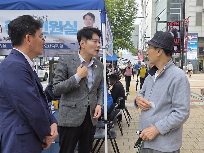 한 강북구민이 한민수 더불어민주당 의원에게 미아사거리역 에스컬레이터 설치를 요구하고 있다. 한웅희 기자