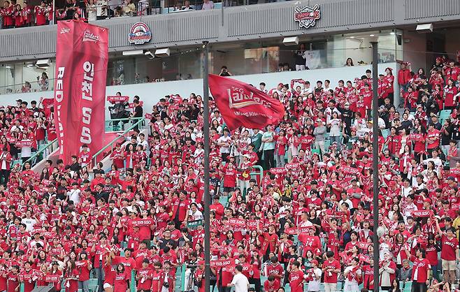 11일 오후 인천 SSG 랜더스필드에서 열린 프로야구 2025 신한 SOL뱅크 KBO 준플레이오프 2차전 삼성 라이온즈와 SSG 랜더스의 경기, SSG 야구팬들이 열띤 응원을 펼치고 있다. 사진은 기사와 무관. [사진 출처=뉴스1]