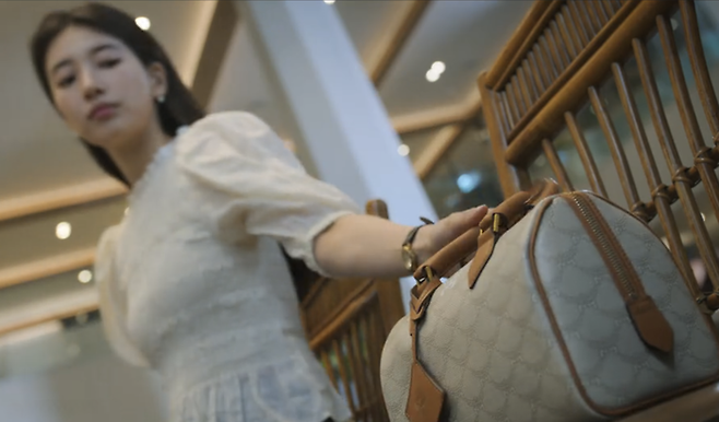 넷플릭스 오리지널 드라마 ‘다 이루어질지니’에서 가영을 연기한 수지와 MCM 엘라 보스턴백. [사진 = 넷플릭스 캡처]