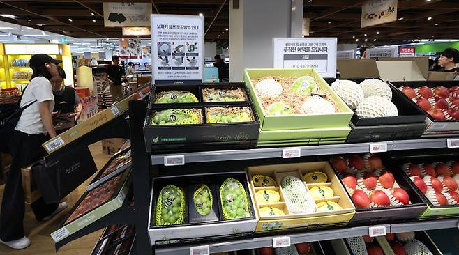 추석을 앞둔 지난 2일 오후 서울 한 대형마트에서 시민들이 선물세트를 고르고 있다. [사진 출처=뉴스1]