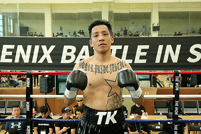 김태균이 2025년 9월 서울특별시 관악구민종합체육센터 특설링에서 대한민국 프로복싱 데뷔전 승리 기념 촬영을 하고 있다. 태국 호주 파키스탄에서 활동하다 커리어 시작 3670일 및 13경기 만에 처음으로 국내 무대를 뛰었다. 사진=KBM 사단법인 한국복싱커미션