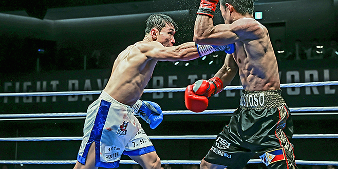 도전자 김우현이 2025년 10월 서울특별시 섬유센터 이벤트홀 사단법인 한국복싱커미션 KBM 밴텀급 타이틀매치에서 챔피언 조버 아미스토소를 때리고 있다. 김우현은 세계복싱협회 슈퍼플라이급 아시아 챔피언을 지냈다. 사진=FINAL FLASH 제공