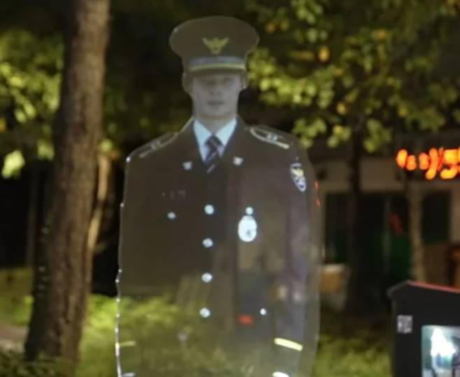 서울 중구 저동3공원의 홀로그램 경찰 안내판. /사진=BBC영상캡쳐