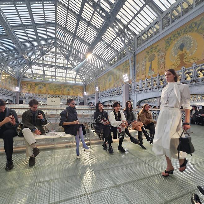 지난 2일(현지시간) 프랑스 파리 소재 사마리텐 백화점에서 진행된 타임(TIME)  26SS 패션쇼의 현장 모습/사진=조한송 기자