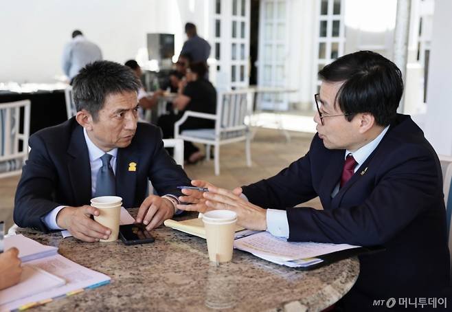 여한구 산업통상부 통상교섭본부장이 지난 10일(현지 시간) 남아프리카공화국 그케베르하 보드워크호텔에서 리청강 중국 상무부 국제무역협상 대표와 면담하고 있다.  양국은 희토류 가공품 및 관련 기술에 대한 강화된 수출통제 조치와 관련하여 글로벌 희토류 공급 축소 등에 대한 우려를 제기하고, 양국 간 설치된 국장급(수출통제대화, 공급망 핫라인) 협의 채널을 통해 향후 소통을 지속하여 공급망을 안정적으로 유지할 것을 논의했다. /사진=산업통상부