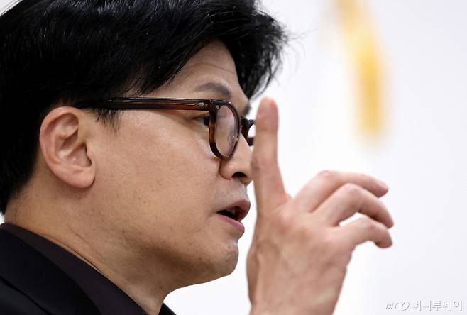 [대구=뉴시스] 이무열 기자 = 한동훈 제21대 대통령 선거 국민의힘 경선 후보가 1일 대구 수성구 국민의힘 대구시당에서 열린 당직자 간담회에 참석해 발언을 하고 있다. 2025.05.01. lmy@newsis.com /사진=이무열