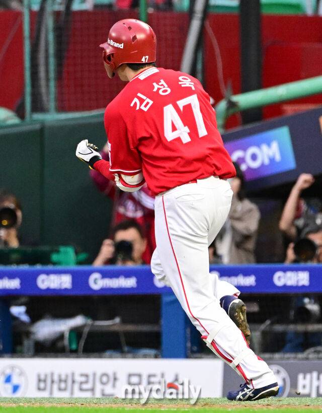 2025년 10월 11일 오후 인천 SSG랜더스필드에서 열린 '2025 신한 SOL Bank KBO 포스트시즌' 삼성 라이온즈와 SSG 랜더스의 준플레이오프 2차전 경기. SSG 김성욱이 9회말 1사 후 끝내기 홈런을 친 뒤 그라운드를 돌고 있다./인천 = 유진형 기자