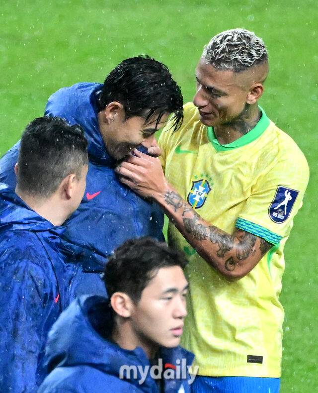 경기 종료 후 히샬리송이 손흥민 재킷을 벗기며 유니폼 교환을 원하고 있다 / 상암 = 유진형 기자 zolong@mydaily.co.kr