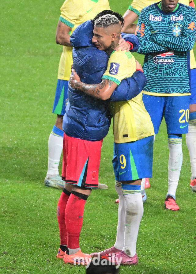 경기 종료 후 손흥민과 히샬리송이 포옹하고 있다 / 상암 = 유진형 기자 zolong@mydaily.co.kr