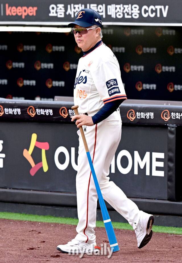 2025년 9월 27일 오후 대전 한화생명 볼파크에서 열린 '2025 신한 SOL뱅크 KBO 리그' LG 트윈스와 한화 이글스의 경기. 한화 김경문 감독이 훈련을 지켜보기 위해 그라운드로 나서고 있다./마이데일리