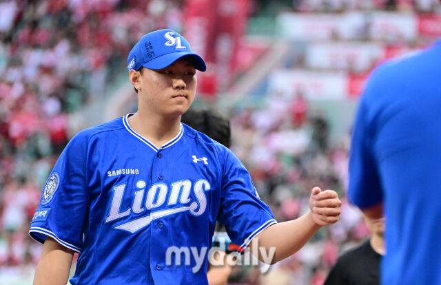 2025년 10월 11일 오후 인천 SSG랜더스필드에서 열린 '2025 신한 SOL Bank KBO 포스트시즌' 삼성 라이온즈와 SSG 랜더스의 준플레이오프 2차전 경기. 삼성 배찬승이 8회말 1사 후 구원등판해 연속 탈삼진으로 이닝을 마친 뒤 더그아웃으로 들어가고 있다./마이데일리