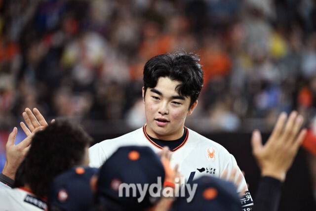 29일 대전 한화생명 볼파크 야구장에서 열린 '2025 신한 SOL BANK KBO리그' LG 트윈스와 한화 이글스 경기. 한화 문현빈이 3회말 2사 2루 노시환 안타에 홈에서 아웃 판정이 됐지만 비디오 판독 후 LG 포수 박동원의 주루 방해로 다시 득점으로 인정됐다. 기뻐하는 문현빈./마이데일리