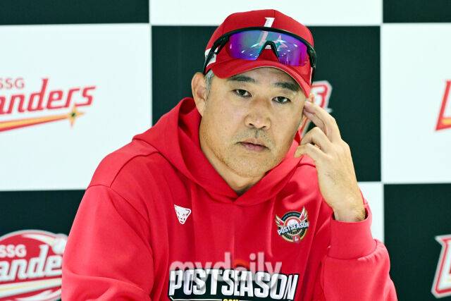 2025년 10월 10일 인천 SSG랜더스필드에서 '2025 신한 SOL뱅크 KBO리그 준플레이오프' 2차전 삼성-SSG의 경기. 경기 전 SSG 이숭용 감독이 취재진과 인터뷰를 하고 있다./마이데일리