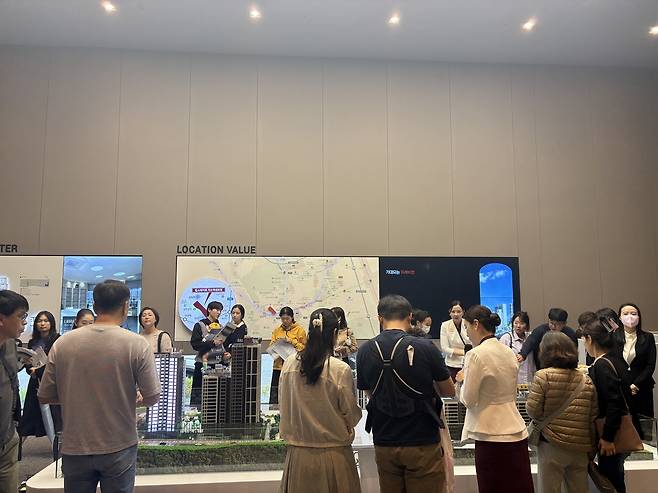 10일 견본주택 방문객들이 단지 모형도 앞에서 설명을 듣는 모습. 정주원 기자