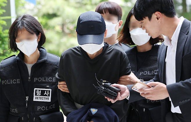 인천의 한 교회 합창단 숙소에서 여고생이 사망한 사건과 관련해 아동학대살해 등 혐의를 받은 여성 신도가 지난 2024년 5월 구속 전 피의자 심문(영장실질심사)을 받기 위해 인천지법으로 들어서고 있다. [연합]