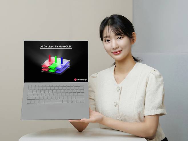 LG디스플레이가 업계 최초로 개발한 노트북용 ‘13인치 탠덤 OLED 패널’. [LG디스플레이 제공]