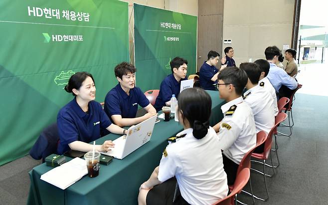HD현대가 올해 5월 ‘마덱스 2025’ 현장에서 실시한 채용박람회 모습. [HD현대]