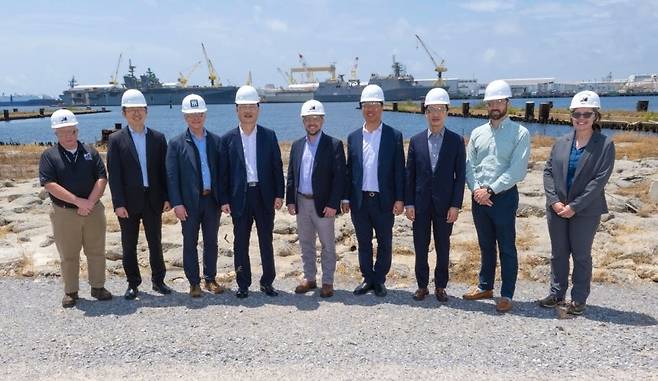 HD현대중공업 경영진이 헌팅턴 잉걸스 조선소를 방문한 모습. [헌팅턴 잉걸스 홈페이지]