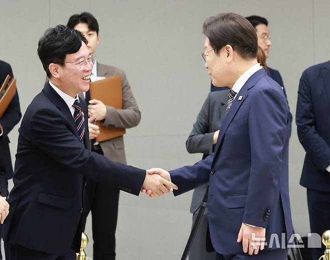 [서울=뉴시스] 고범준 기자 = 이재명 대통령이 지난 7월 23일 서울 용산 대통령실 청사에서 열린 임명장 및 위촉장 수여식에서 김영훈 고용노동부 장관과 인사하고 있다. (대통령실통신사진기자단) 2025.07.23. bjko@newsis.com