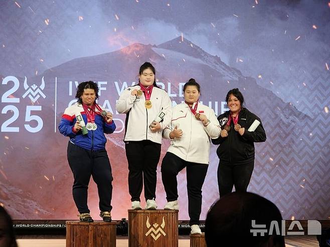 [서울=뉴시스]역도 박혜정, 2년 만에 세계선수권 최중량급 우승. (사진=대한역도연맹 제공)