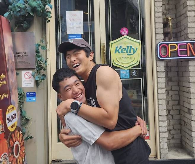 [서울=뉴시스] 웹툰 작가이자 방송인 기안84(본명 김희민)와 방송을 통해 인연을 맺은 네팔 소년 타망이 국제구호단체로부터 한국어 교육비와 생활비를 지원받게 됐다. 기안84와 타망의 모습. (사진 = 기안84 인스타그램 캡처) 2025.10.12. *재판매 및 DB 금지