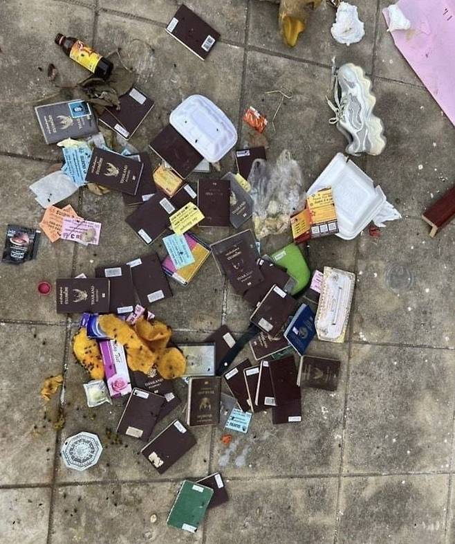 [서울=뉴시스] 캄보디아의 한 쓰레기통에서 외국인 여권이 다수 발견된 사진이 공개돼 충격을 주고 있다. (사진 = 온라인커뮤니티 캡처) 2025.10.12. *재판매 및 DB 금지