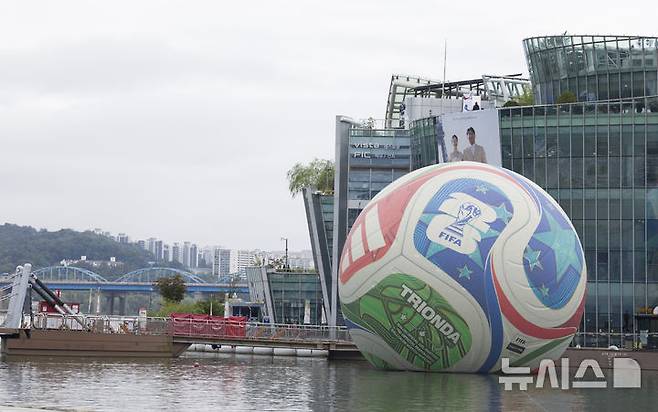 [서울=뉴시스] 김근수 기자 = 12일 서울 서초구 한강시민공원 세빛둥둥섬에 2026년 국제축구연맹(FIFA) 북중미 월드컵의 공인구 '트리온다'(TRIONDA)가 설치돼 있다. 아디다스는 트리온다의 국내 공개를 기념해 서울 세빛둥둥섬에서 'SOAP BALL' 이벤트를 개최한다고 밝혔다.2026년 국제축구연맹(FIFA) 북중미 월드컵의 공인구 '트리온다'(TRIONDA)는 세 개'(Tri)'의 '파도'(Onda)라는 뜻의 트리온다는 월드컵 공동 개최국인 캐나다·멕시코·미국을 기념하는 디자인으로 제작됐다. 빨강, 파랑, 초록의 국가 색상이 중앙 삼각형으로 이어져 세 나라가 하나되는 최초의 월드컵을 의미하며, 미국의 별, 캐나다의 단풍잎, 멕시코의 독수리 등 개최국의 대표 아이콘을 굵직한 그래픽과 엠보싱 기법으로 반영했다. 2025.10.12. ks@newsis.com