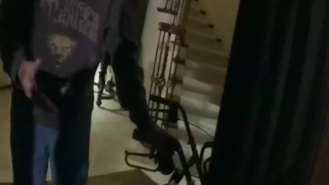 경찰에게 울먹이며 도움을 요청하는 할머니의 남편 [AP]