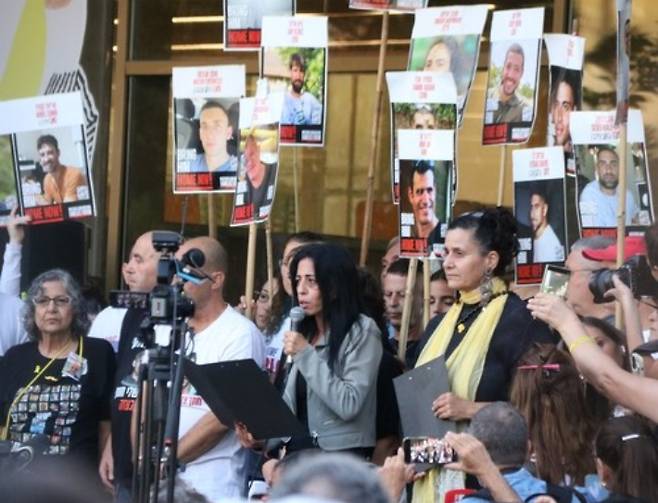 11일(현지시간) 이스라엘 텔아비브미술관 앞 '인질 광장'에 휴전 합의를 환영하며 인질 석방을 기대하는 시민들이 운집해 있다. 연합뉴스