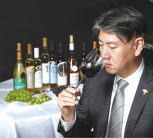 도움말을 준 최정욱 소믈리에는 경기 광명동굴, 충북 충주 활옥동굴에서 한국 와인을 연구·판매해온 국내 대표 와인 전문가다.