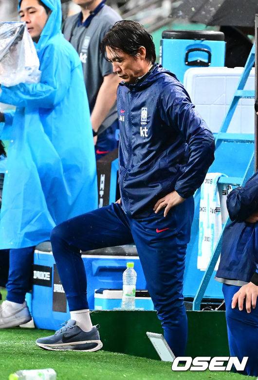 [OSEN=서울월드컵경기장, 지형준 기자] 세계의 벽은 높았다. 결과는 0-5 대패였다.홍명보 감독이 이끄는 대한민국 남자 축구 국가대표팀은 10일 서울월드컵경기장에서 '세계 최강' 브라질을 상대로 A매치 평가전을 치러 이스테방(첼시)과 호드리구(레알 마드리드)에게 나란히 2골을 허용하면서 0-5로 대패했다.후반 한국 홍명보 감독이 생각에 잠겨 있다. 2025.10.10 /jpnews@osen.co.kr