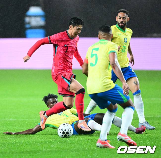 [OSEN=서울월드컵경기장, 지형준 기자] 세계의 벽은 높았다. 결과는 0-5 대패였다.홍명보 감독이 이끄는 대한민국 남자 축구 국가대표팀은 10일 서울월드컵경기장에서 '세계 최강' 브라질을 상대로 A매치 평가전을 치러 이스테방(첼시)과 호드리구(레알 마드리드)에게 나란히 2골을 허용하면서 0-5로 대패했다.전반 한국 손흥민이 브라질 비니시우스 주니오르의 태클에 볼을 빼앗기고 있다. 2025.10.10 /jpnews@osen.co.kr
