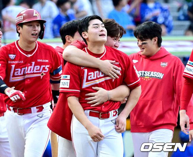 [OSEN=인천, 최규한 기자] SSG 랜더스가 9회말 김성욱의 극적인 끝내기홈런을 앞세워&nbsp;1차전 패배를 설욕했다.프로야구 SSG 랜더스는 11일 인천SSG랜더스필드에서 열린 2025 신한 SOL KBO 준플레이오프(5전 3선승제) 2차전에서 4-3 끝내기 승리를 거뒀다.경기를 마치고 승리한 SSG 조병현과 이로운이 기뻐하고 있다. 2025.10.11 / dreamer@osen.co.kr