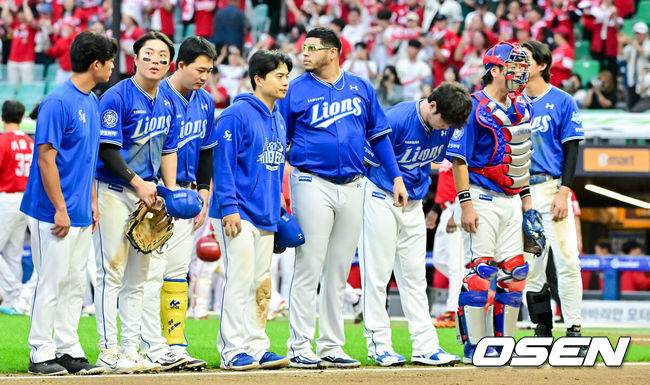 [OSEN=인천, 박준형 기자] SSG 랜더스가 9회말 김성욱의 극적인 끝내기홈런을 앞세워&nbsp;1차전 패배를 설욕했다.프로야구 SSG 랜더스는 11일 인천SSG랜더스필드에서 열린 2025 신한 SOL KBO 준플레이오프(5전 3선승제) 2차전에서 4-3 끝내기승리를 거뒀다.경기종료 후 삼성 선수들이 패배에 아쉬워하고 있다.  2025.10.11 / soul1014@osen.co.kr