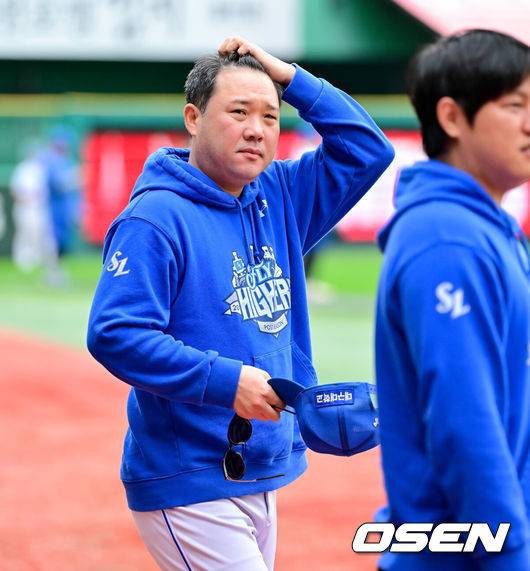 [OSEN=인천, 박준형 기자] 11일 인천 SSG랜더스필드에서 ‘2025 신한 SOL뱅크 KBO리그’ 준플레이오프(5전 3선승제) 2차전 SSG 랜더스와 삼성 라이온즈의 경기가 열린다.SSG는 김건우, 삼성은 헤르손 가라비토를 선발 투수로 내세운다.경기를 앞두고 삼성 박진만 감독이 그라운드로 나서고 있다.   2025.10.11 / soul1014@osen.co.kr