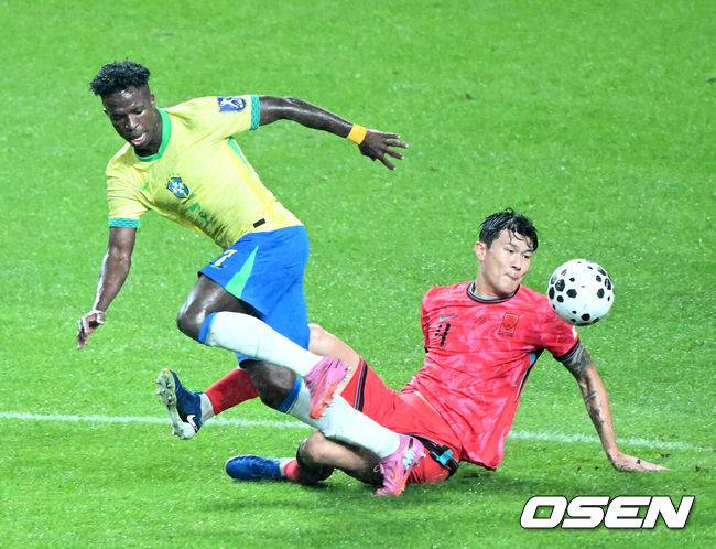 [OSEN=서울월드컵경기장, 이대선 기자] 홍명보 감독이 이끄는 대한민국 남자 축구 국가대표팀은 10일 서울월드컵경기장에서 '세계 최강' 브라질을 상대로 A매치 평가전을 치러 이스테방(첼시)과 호드리구(레알 마드리드)에게 나란히 2골을 허용하면서 0-5로 대패했다.한국은 1999년 이후 26년 만에 브라질전 승리를 노렸지만 아무런 저항도 하지 못하면서 무산됐다.전반 한국 김민재가 수비를 하고 있다. 2025.10.10 /sunday@osen.co.kr