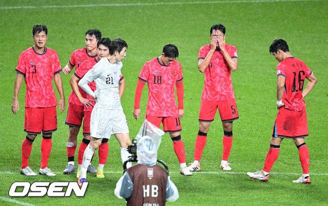 [OSEN=서울월드컵경기장, 이대선 기자] 홍명보&nbsp;감독이 이끄는 대한민국 남자 축구 국가대표팀은 10일 서울월드컵경기장에서 '세계 최강' 브라질을&nbsp;상대로 A매치&nbsp;평가전을 치러&nbsp;이스테방(첼시)과 호드리구(레알 마드리드)에게 나란히 2골을 허용하면서 0-5로 대패했다.한국은 1999년 이후 26년 만에 브라질전 승리를 노렸지만 아무런 저항도 하지 못하면서 무산됐다.경기 종료 후 한국 선수들이 패배에 아쉬워하고 있다. 2025.10.10 /sunday@osen.co.kr