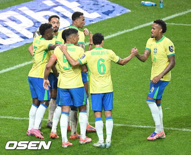 [OSEN=서울월드컵경기장, 이대선 기자] 홍명보 감독이 이끄는 대한민국 대표팀은 10일 오후 서울월드컵경기장에서 '세계 최강' 브라질과 A매치 평가전을 가졌다.한국이 브라질을 상대로 마지막으로 웃은 건 1999년 3월 28일이었다. 당시 잠실에서 열린 친선경기에서 김도훈의 결승골로 1-0 승리를 거뒀다. 다만, 그 승리가 마지막이었다. 한국은 브라질을 상대로 1승 1무 8패에 그쳤다. 브라질과의 이번 경기는 단순한 친선전이 아닌, 2026 북중미 월드컵을 향한 본격적인 시험대다.&nbsp;전반 한국 호드리구가 팀의 두 번째 골을 성공시키고 환호하고 있다. 2025.10.10 /sunday@osen.co.kr