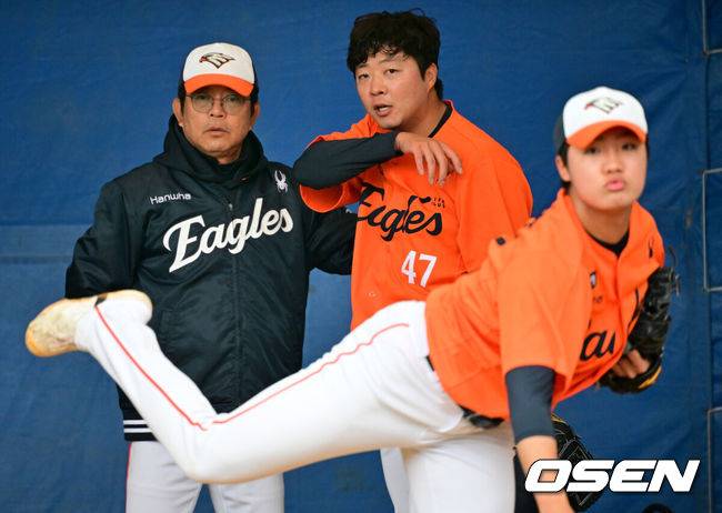 [OSEN=오키나와(일본), 조은정 기자]&nbsp;한화 김범수가 불펜피칭을 마친 뒤 양상문 코치와 대화하고 있다. 2025.02.21 /cej@osen.co.kr