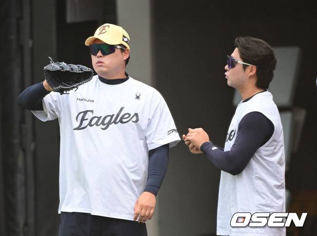 한화 류현진과 김범수가 대화를 나누고 있다. 2025.05.14 /OSEN DB