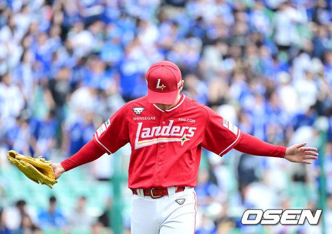 [OSEN=인천, 최규한 기자] 11일 인천 SSG랜더스필드에서 ‘2025 신한 SOL뱅크 KBO리그’ 준플레이오프(5전 3선승제) 2차전 SSG 랜더스와 삼성 라이온즈의 경기가 열렸다.SSG는 김건우, 삼성은 헤르손 가라비토를 선발 투수로 내세웠다.1회초 삼성 공격을 삼자범퇴로 막아낸 SSG 선발 김건우가 더그아웃으로 향하며 기뻐하고 있다. 2025.10.11 / dreamer@osen.co.kr
