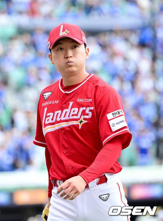 [OSEN=인천, 최규한 기자] 11일 인천 SSG랜더스필드에서 ‘2025 신한 SOL뱅크 KBO리그’ 준플레이오프(5전 3선승제) 2차전 SSG 랜더스와 삼성 라이온즈의 경기가 열렸다.SSG는 김건우, 삼성은 헤르손 가라비토를 선발 투수로 내세웠다.1회초 삼성 공격을 삼자범퇴로 막아낸 SSG 선발 김건우가 더그아웃으로 향하고 있다. 2025.10.11 / dreamer@osen.co.kr